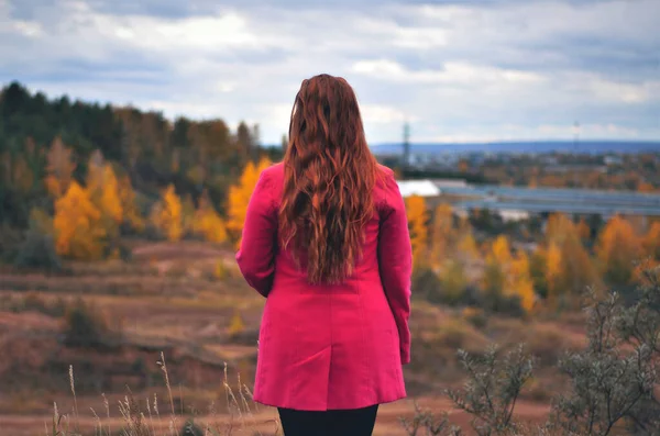 Sonbahar ormanındaki kız.