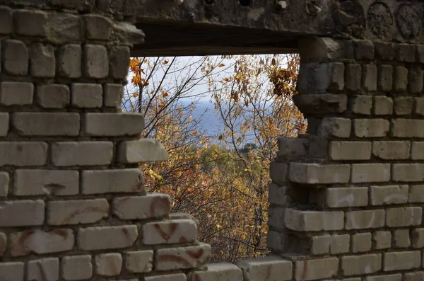 pencere ve taş duvar