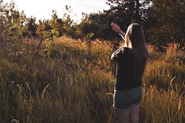 Sahada yürüyen biri.