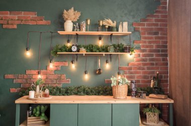 Yeni yıl tatili için stüdyoda dekor. Yeşil stil mutfak. Ağaç dalları ve ışıklarla süslenmiş..