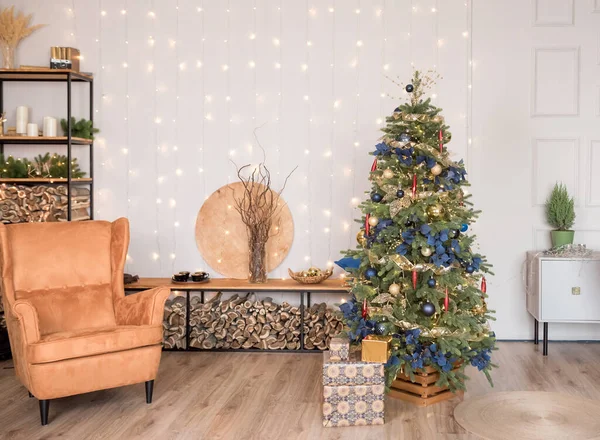 Stüdyonun içindeki odanın Noel süslemesi. Stüdyoda yeni yıl..