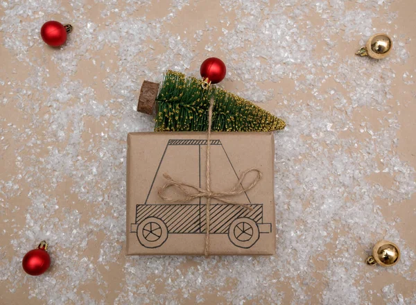 Kağıt arka plan, kar, boyalı bir araba ve yeşil bir ağaç. Noel ve Yeni Yıl için tatil kavramı.