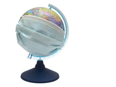 Beyaz arka planda izole edilmiş bir maskenin içindeki dünya. Tüm dünyayı virüsten korumak. Yakın plan..