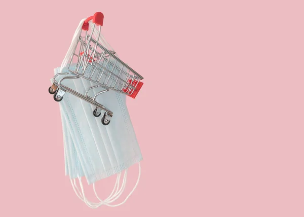 Venta de máscaras protectoras en el supermercado. Concepto de venta de tienda. Sobre un fondo rosa. — Foto de Stock