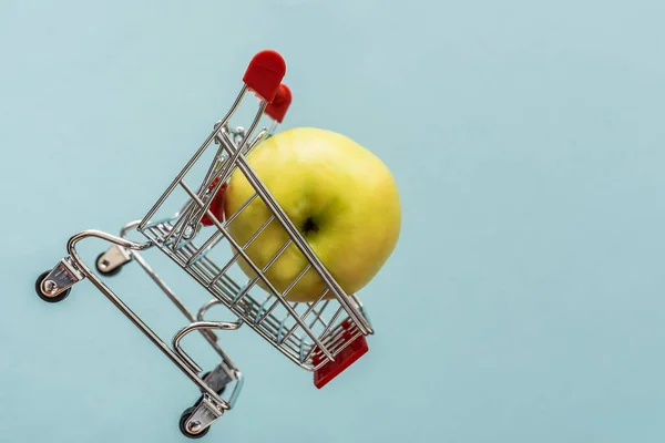 Carro volador. vender fruta en un supermercado. Concepto de venta de tienda. Sobre un fondo azul. — Foto de Stock
