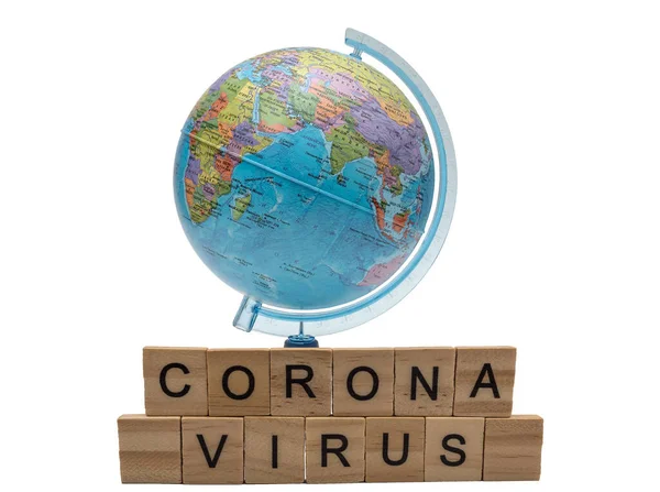 Globe Kecil Dan Prasasti Virus Corona Teks Dalam Huruf Kayu — Stok Foto