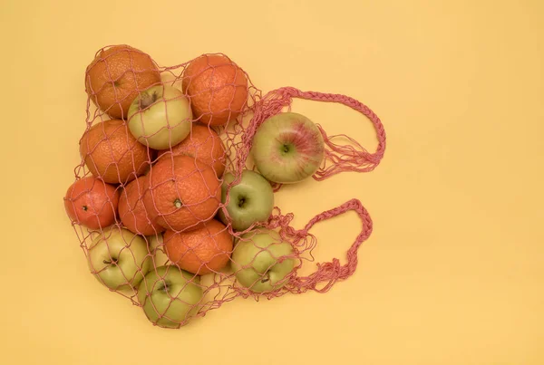 Κόκκινο Οικιακό Πλέγμα Κίτρινο Φόντο Φρούτα Μήλα Και Μανταρίνια — Φωτογραφία Αρχείου