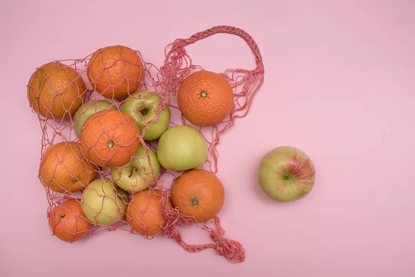 Maille Rouge Sur Fond Rose Avec Des Fruits Pommes Mandarines — Photo