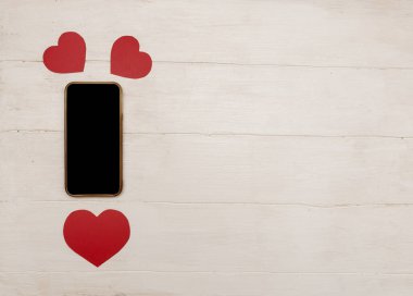 Sevgililer Günü. İndirim. Telefonunuz var. Beyaz ahşap arka planda kırmızı kalpler. Mesaj için yer. Pankart.