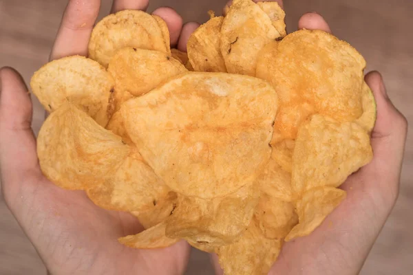 Die Hände Halten Kartoffelchips Junk Food Aus Cholesterin Salzig Und — Stockfoto