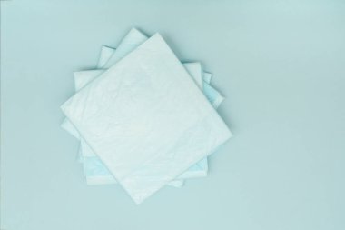 Tek kullanımlık mavi bebek bezi. Çocuklar ve yaşlılar için. Mavi bir arkaplanda.
