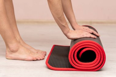 Spor salonuna yakın çekim. Eller halıyı açsın. Egzersiz fitness. Sağlıklı yaşam tarzı.