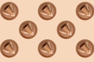 Kalıplı, atıksız, çevre dostu, tek kullanımlık, karton, kahverengi masa takımı. Yukarıdan bak. İzole et.