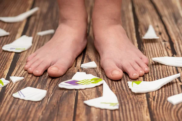 Niños Pequeños Piernas Fragmentos Platos Rotos Concepto Culpa Del Niño — Foto de Stock