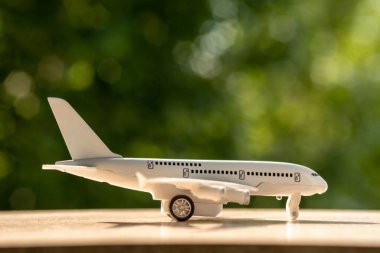 Oyuncak beyaz uçak. Yaz, beyaz ahşap bir arka planda duruyor. Yakın plan..