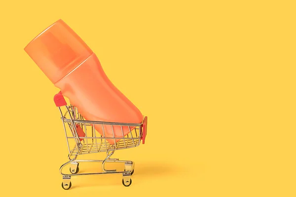 Begreppet att köpa och sälja kosmetisk kräm och solbränna lotion. Korg på en gul bakgrund. — Stockfoto