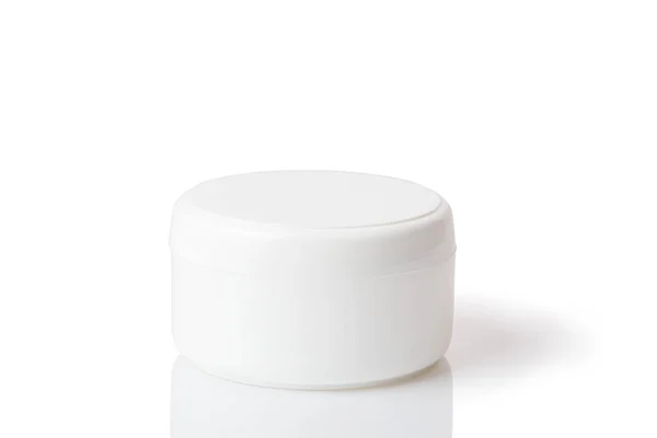 Καλλυντική κρέμα σε λευκό βάζο. Σε ένα λευκό απομονωμένο φόντο. — Φωτογραφία Αρχείου