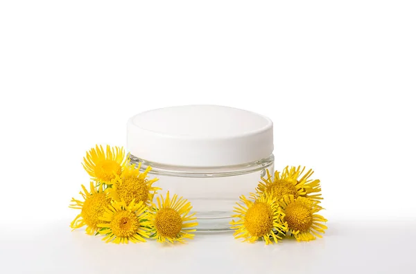 Cosmetic cream in a white jar. With yellow flowers. Healing lotion. On a white isolated background. — Fotografia de Stock