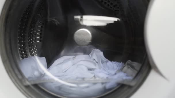 The machine washes white linen. Household chores. — Stock video