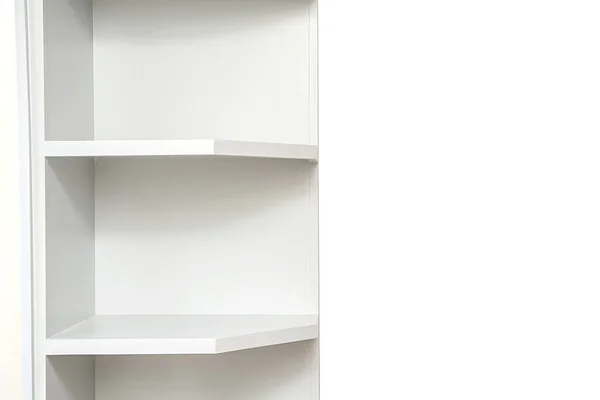 Weißes Holzregal für Bücher. Minimalismus im Raum. Wohndesign. — Stockfoto