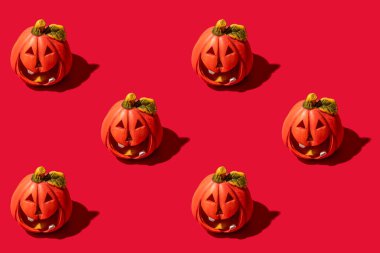 Balkabağı bir sonbahar sebzesidir. Kusursuz desen. Kırmızı arka plan. Cadılar Bayramı.