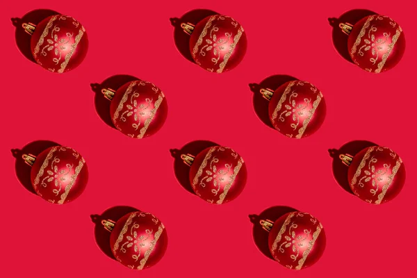 Röd boll med svart skugga. Leksaken hänger på trädet. Mönster. — Stockfoto
