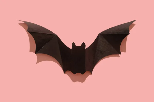 Morcego de papel preto sobre fundo rosa. Close-up. — Fotografia de Stock