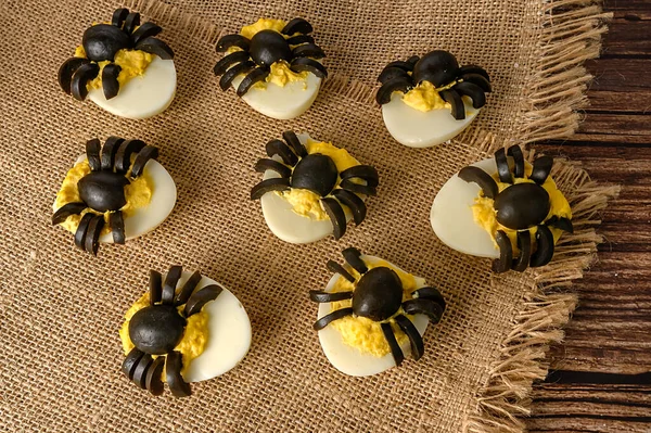Decoração Mesa Halloween Aranhas Feitas Ovos Azeitonas Lanche Festa Pano — Fotografia de Stock