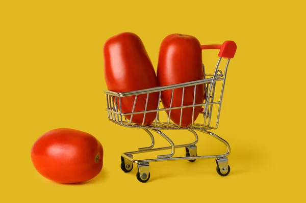 带有黄色背景的西红柿的迷你购物篮 网上销售概念 — 图库照片