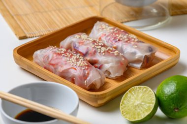 Pirinç kağıdı zarfları. Susam tohumları serpiştirilmiş Vietnam vejetaryen yemeği.