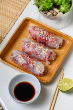 Pirinç kağıdı zarfları. Susam tohumları serpiştirilmiş Vietnam vejetaryen yemeği.