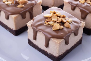 Fıstıklı çikolatalı kek. Masanın üzerinde hafif bir arka plan var. Lokanta için tatlı.