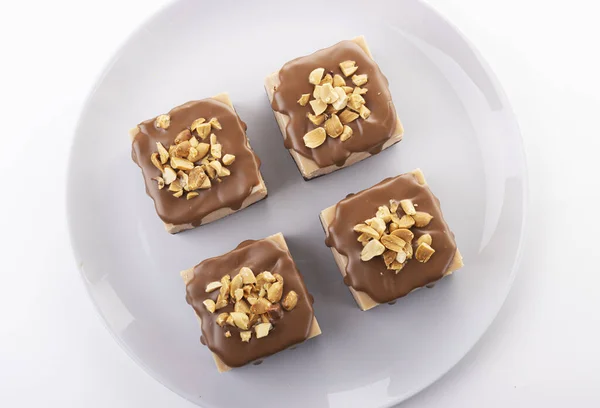 Bolo Chocolate Delicioso Com Amendoins Prato Mesa Fundo Leve Sobremesa — Fotografia de Stock