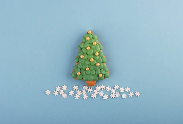 Árbol Jengibre Con Copos Nieve Sobre Fondo Azul Galletas Jengibre — Foto de Stock