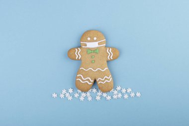 Yüzünde maske olan zencefilli adam. COVID-19 sendromu kavramında yaratıcı havuç