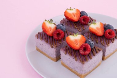 Hafif bir arka planda masanın üzerinde çilekli lezzetli çikolatalı pasta. Lokanta için tatlı.