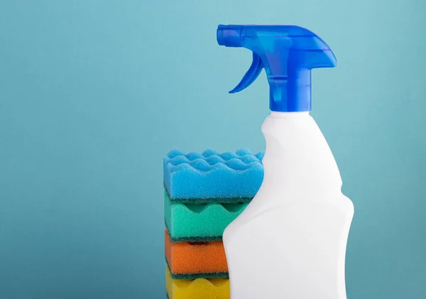 窗户清洁剂在一个白色的塑料喷雾瓶和彩色海绵蓝色的白色背景 清洁和清洁的概念 — 图库照片