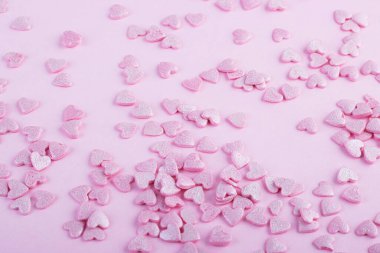 Bir sürü küçük dağılmış kalp. Sevgililer Günü için kalpler. Anneler günü ve kadın günleri için arka plan