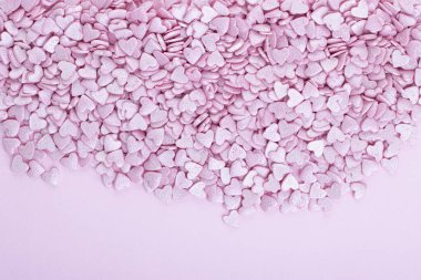 Sevgililer Günü için yumuşak pembe kalpler. Tatil için küçük kalplerin arka planı