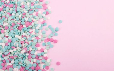 Arka plan için bir sürü küçük renkli konfeti. Sevgililer Günü, Anneler Günü ve Kadınlar Günü için arka plan