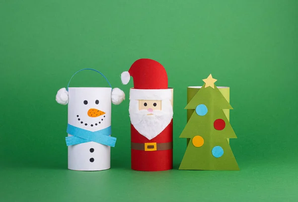 Рождественские Игрушки Рулона Туалетной Трубки Зеленом Фоне Санта Снеговик Елка — стоковое фото