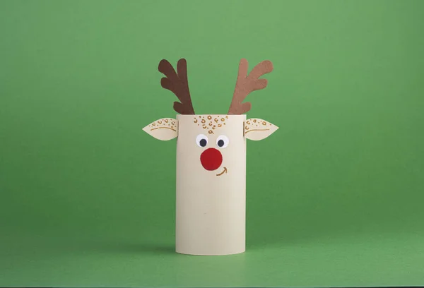 Детские Рождественские Игрушки Бумаги Зеленом Фоне Рождественский Олень Туалетной Бумаги — стоковое фото