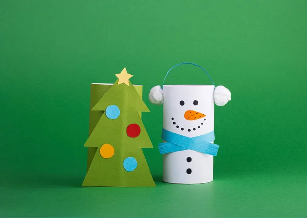 Детские Рождественские Игрушки Бумаги Зеленом Фоне Зеленая Елка Снеговик Туалетной — стоковое фото
