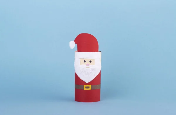 성탄절 선물로 화장지 롤에서 가져온 장난감들 배경의 — 스톡 사진
