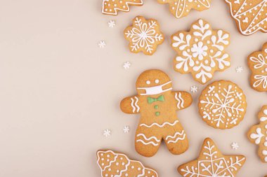 Zencefilli çörek ve maskeli zencefilli adam. Kutlama konsepti pandemik koronavirüs sırasında