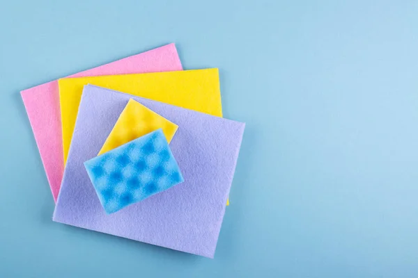 Esponjas Colores Paños Limpieza Sobre Hermoso Fondo Azul Concepto Limpieza — Foto de Stock