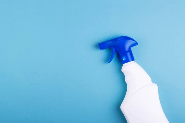 Egy Üveg Fehér Üvegtisztító Spray Kék Alapon Elkülönítve Tisztaság Tisztítás — Stock Fotó