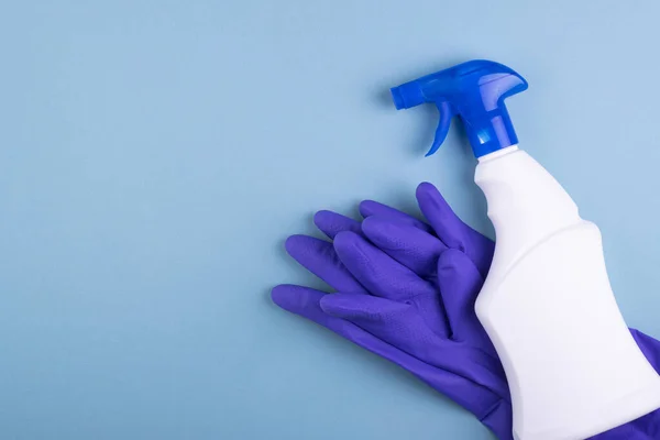 Een Fles Witte Glasreiniger Spray Met Rubberen Handschoenen Geïsoleerd Een — Stockfoto