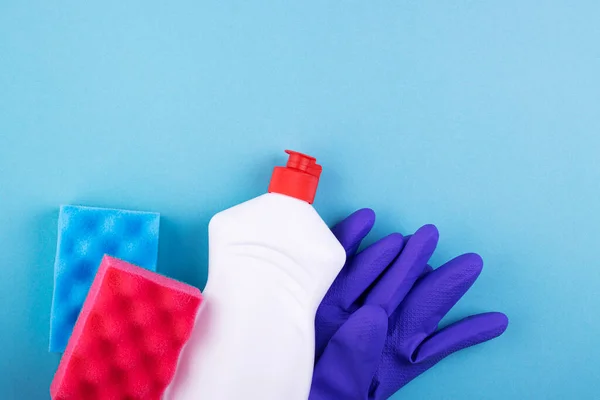 Schoonmaakmiddelen Gereedschappen Een Blauwe Achtergrond Met Ruimte Voor Tekst Concept — Stockfoto