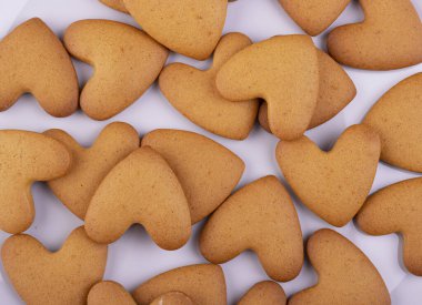 Zencefilli kekler masaya serilmiştir. Aşk ve Sevgililer Günü konsepti